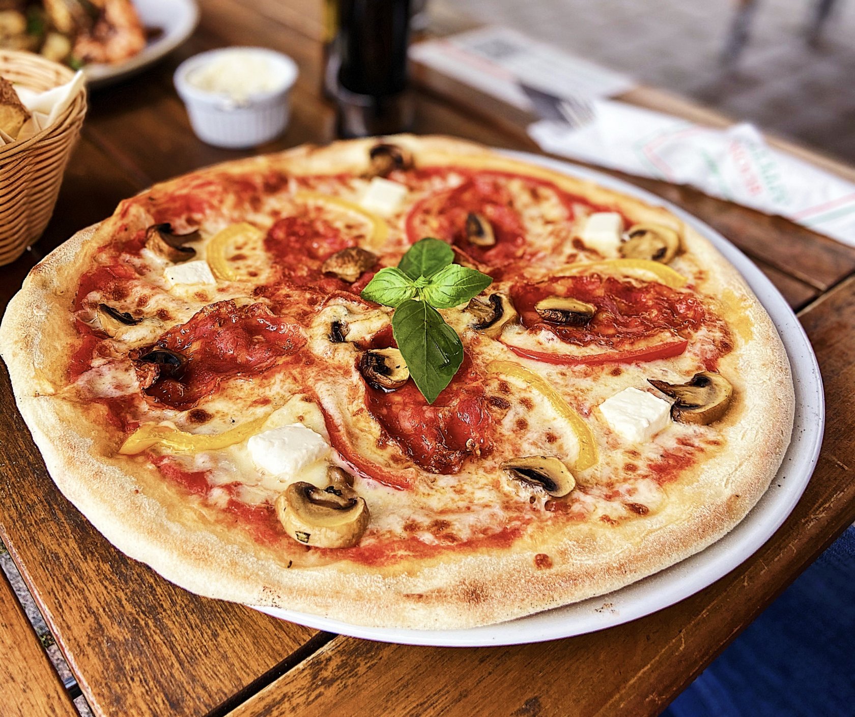 Pizza Picante mit scharfer Salami, Paprika, Feta und Champingons
