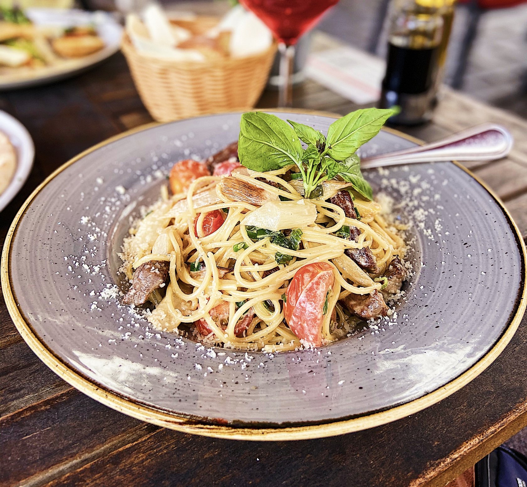 Spaghetti mit Rumpsteakstreifen und weißem Spargel in Cognac-Rahmsoße