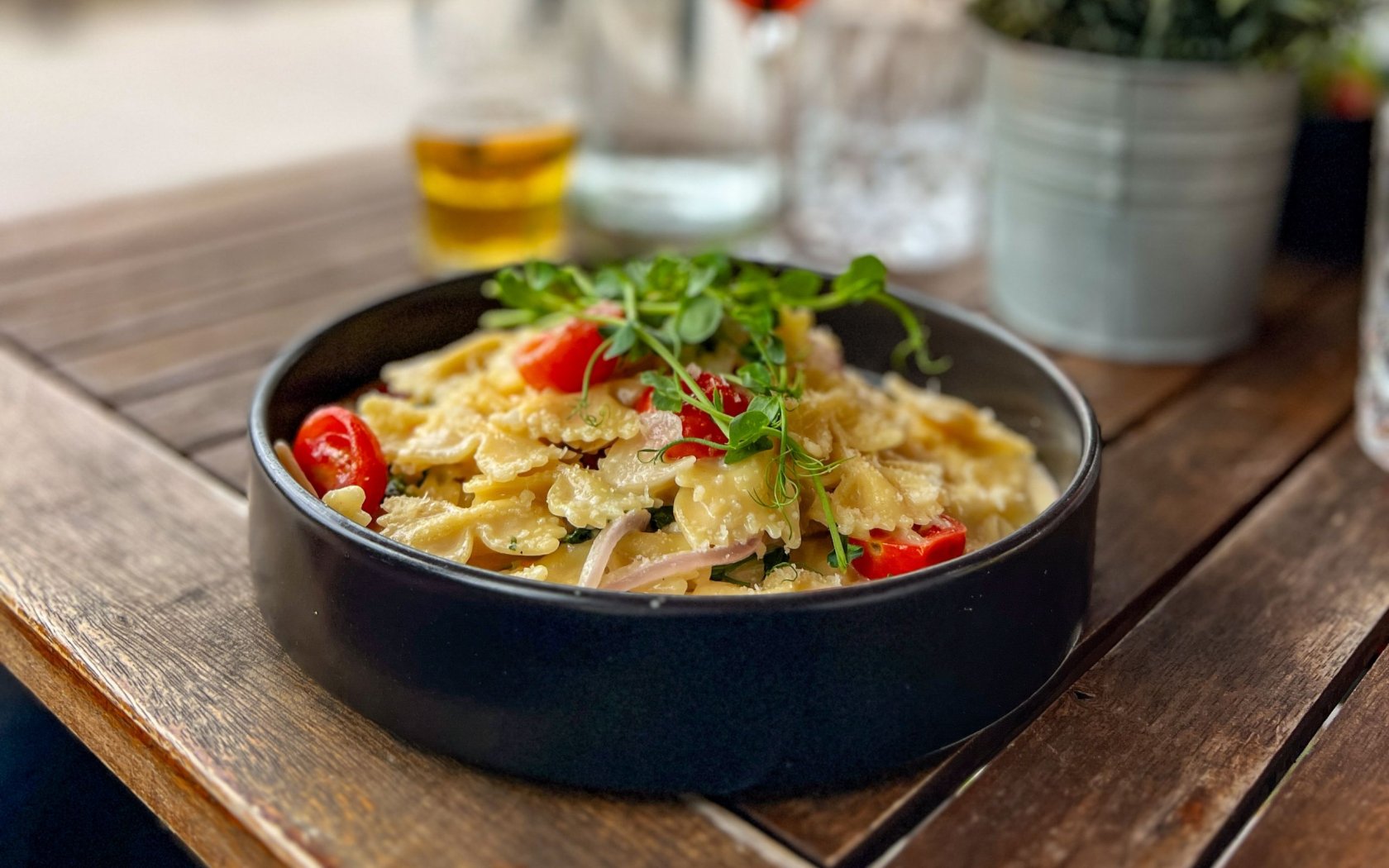 Farfalle | Babyspinat | rote Zwiebeln | Kirschtomaten | cremige Gorgonzolasoße