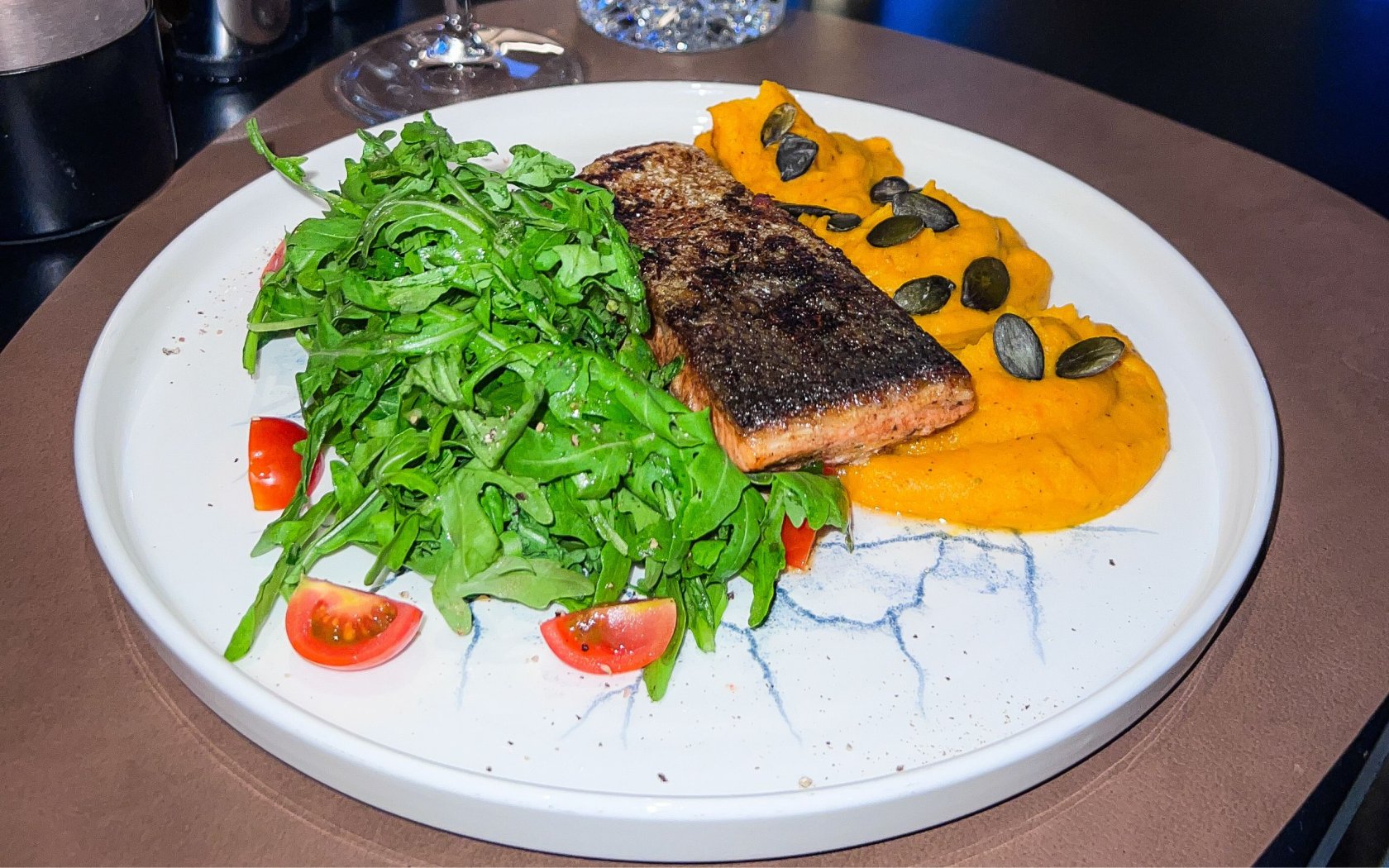 Gegrilltes Lachsfilet | Kürbispüree | Kürbiskerne | kleiner Rucolasalat |Tomaten