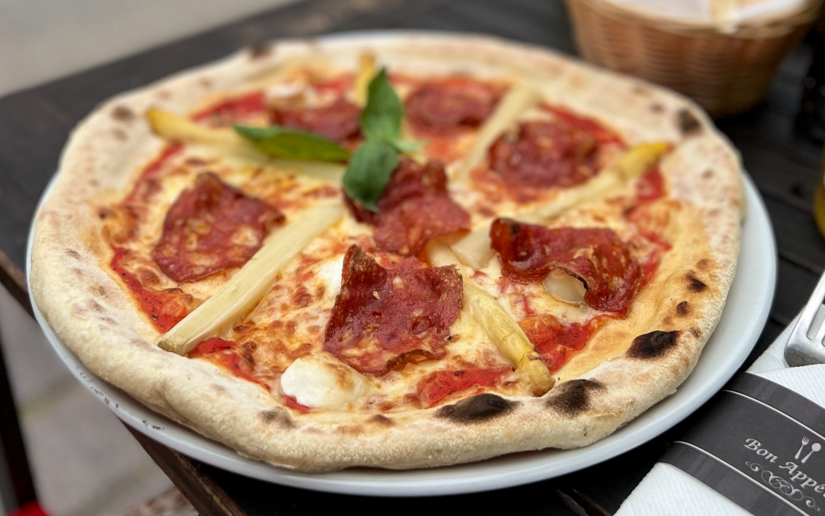 Pizza | scharfe Salami | Ziegenkäse | Spargel