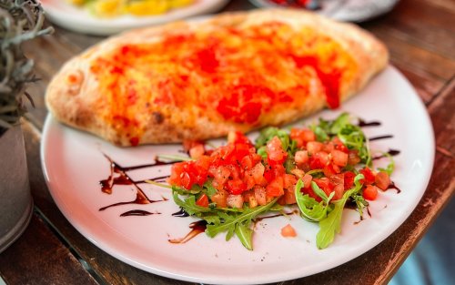 Calzone / Pestocreme/ Büffelmozzarella/ scharfe Salami / Champignons / Zwiebel