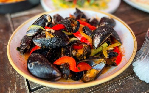 Miesmuschelpfanne / Tomaten-Weißweinsud / Knoblauch / Gemüsestreifen