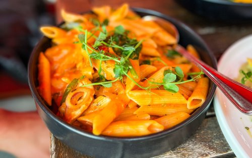 Penne / gebratenes Hähnchen / Tomaten-Sahnesoße / Paprika / Babyspinat / rote Zwiebel