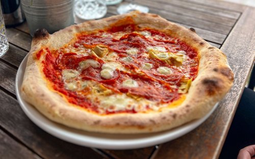 Pizza mit scharfer Salami | Gorgonzola | Artischocke