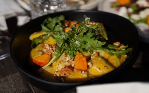 Gnocchi mit Kürbisfüllung / Pesto-Sahnesoße / geröstete Walnusskerne / Rucola