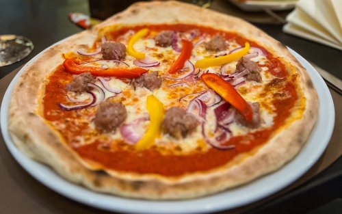  Pizza | Salsiccia | Paprika | rote Zwiebeln