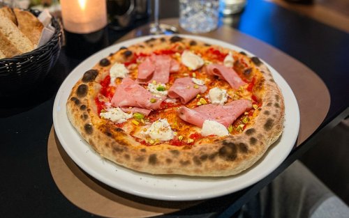 Pizza | Mortadella | Büffelmozzarella | geröstete Pistazienkerne