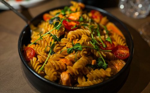 Vollkorn Fusilli | gebratene Lachswürfel |  Babyspinat | Tomatensahnesoße | Cherrytomtaten