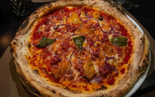 Pizza | Salsiccia | gegrillte Paprika | rote Zwiebeln