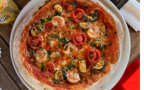 Pizza mit Garnelen | Zucchini | geschmorten Kirschtomaten | Basilikumpesto