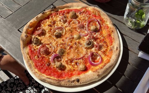 Pizza | italienische Salsiccia | rote Zwiebeln | gegrillte Champignons