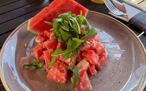 Wassermelonensalat | cremiger Fetakäse | Pinienkernen